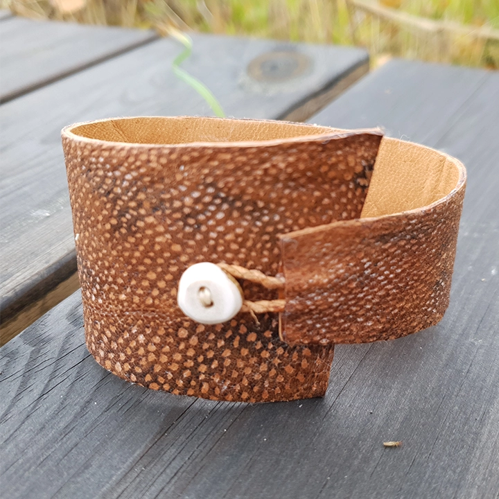 gårdsgarveriet - armband av fiskskinn